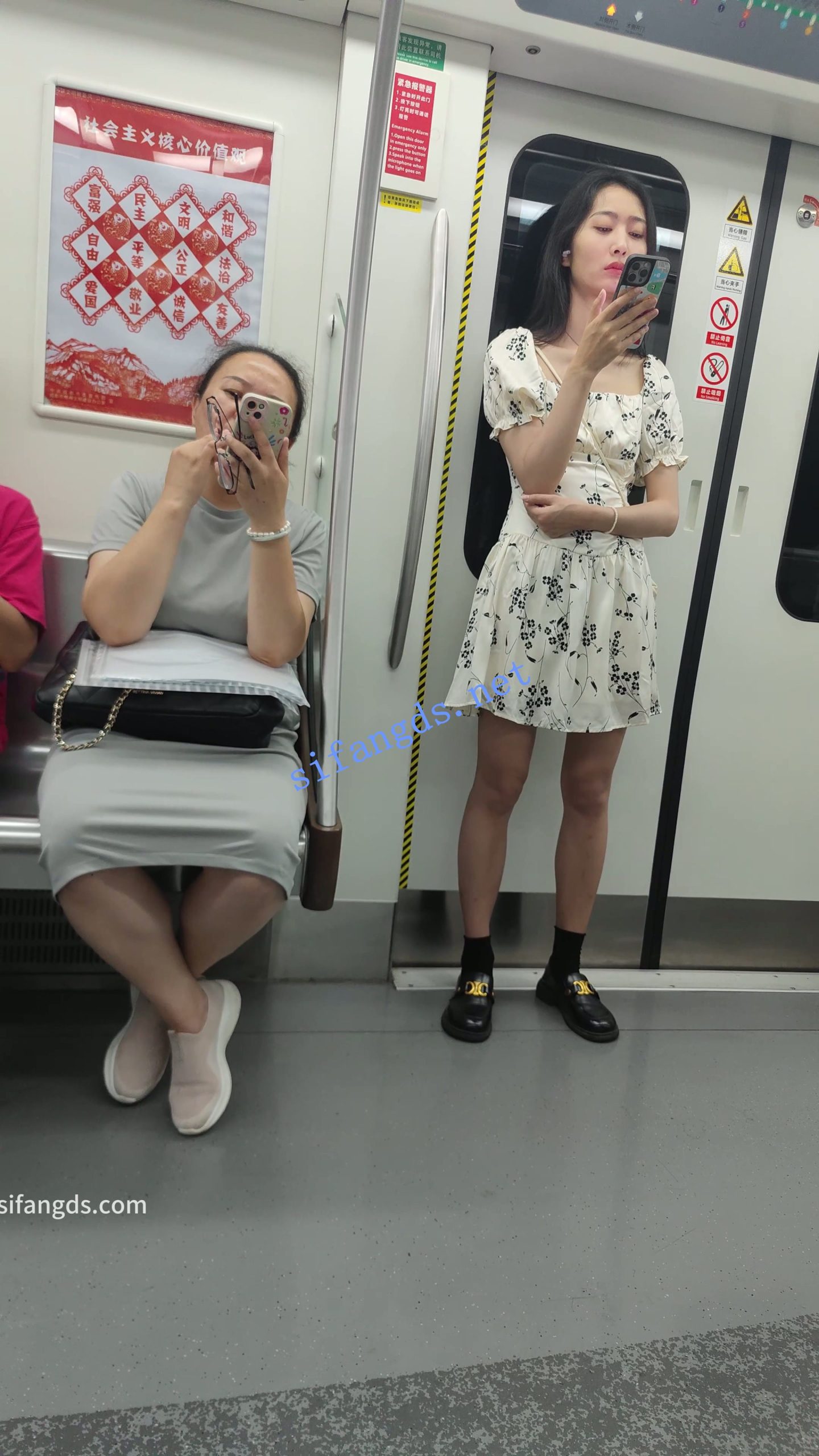 图片[2]深夜宿舍-仓鼠控的第二选择【无在线播放】【CSCD】白色印花连衣裙小姐姐等地铁抄底，黑色内带翅膀【1V】【430M】深夜宿舍-仓鼠控的第二选择