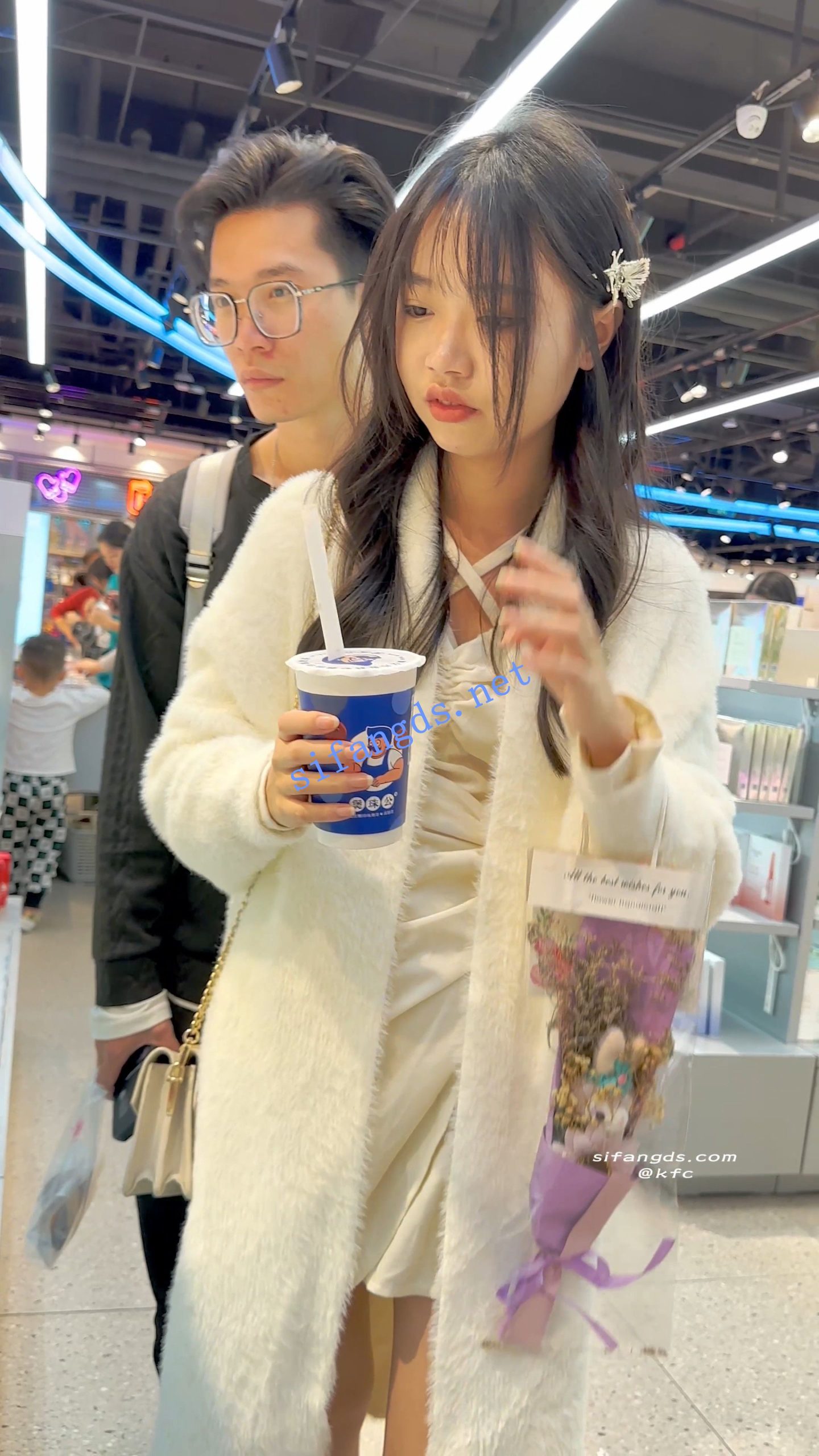 图片[5]深夜宿舍-仓鼠控的第二选择【无在线播放】【KFC】学生妹和男友逛街·厚披风里面藏着性感短裙·微透白内【1V】【606M】深夜宿舍-仓鼠控的第二选择