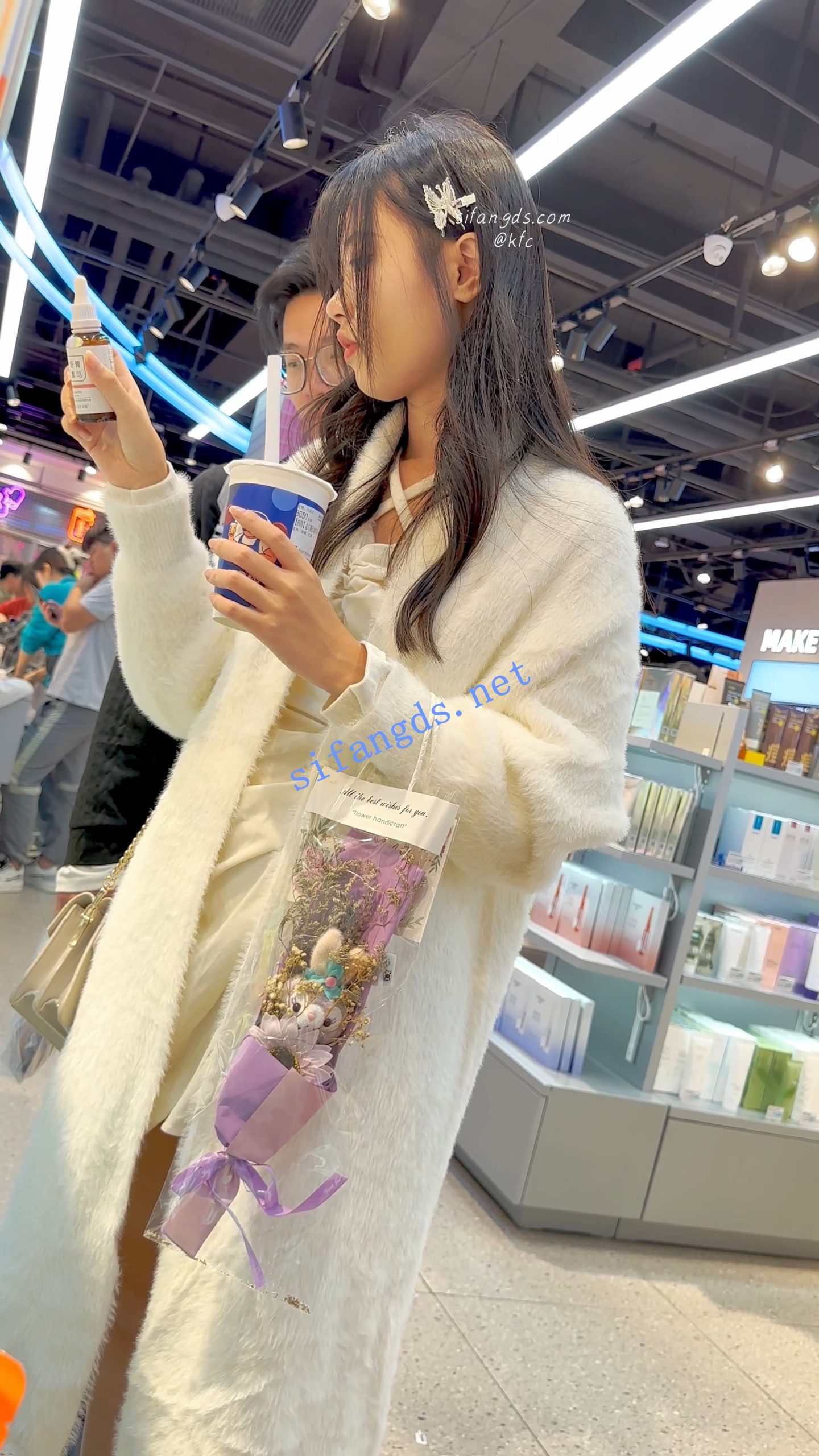 图片[12]深夜宿舍-仓鼠控的第二选择【无在线播放】【KFC】学生妹和男友逛街·厚披风里面藏着性感短裙·微透白内【1V】【606M】深夜宿舍-仓鼠控的第二选择