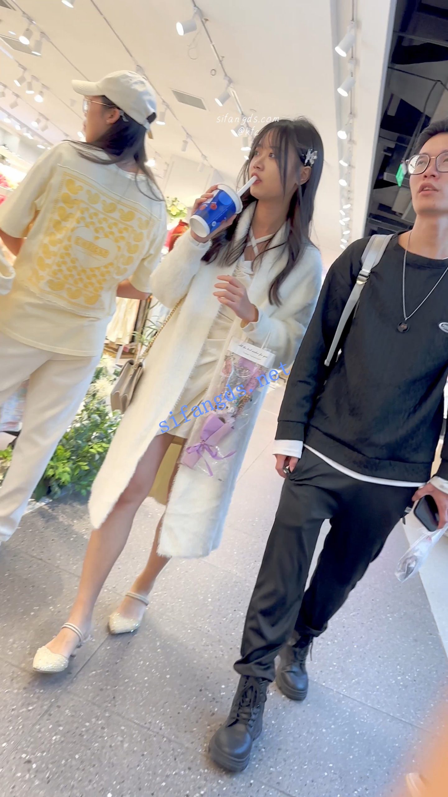 图片[2]深夜宿舍-仓鼠控的第二选择【无在线播放】【KFC】学生妹和男友逛街·厚披风里面藏着性感短裙·微透白内【1V】【606M】深夜宿舍-仓鼠控的第二选择