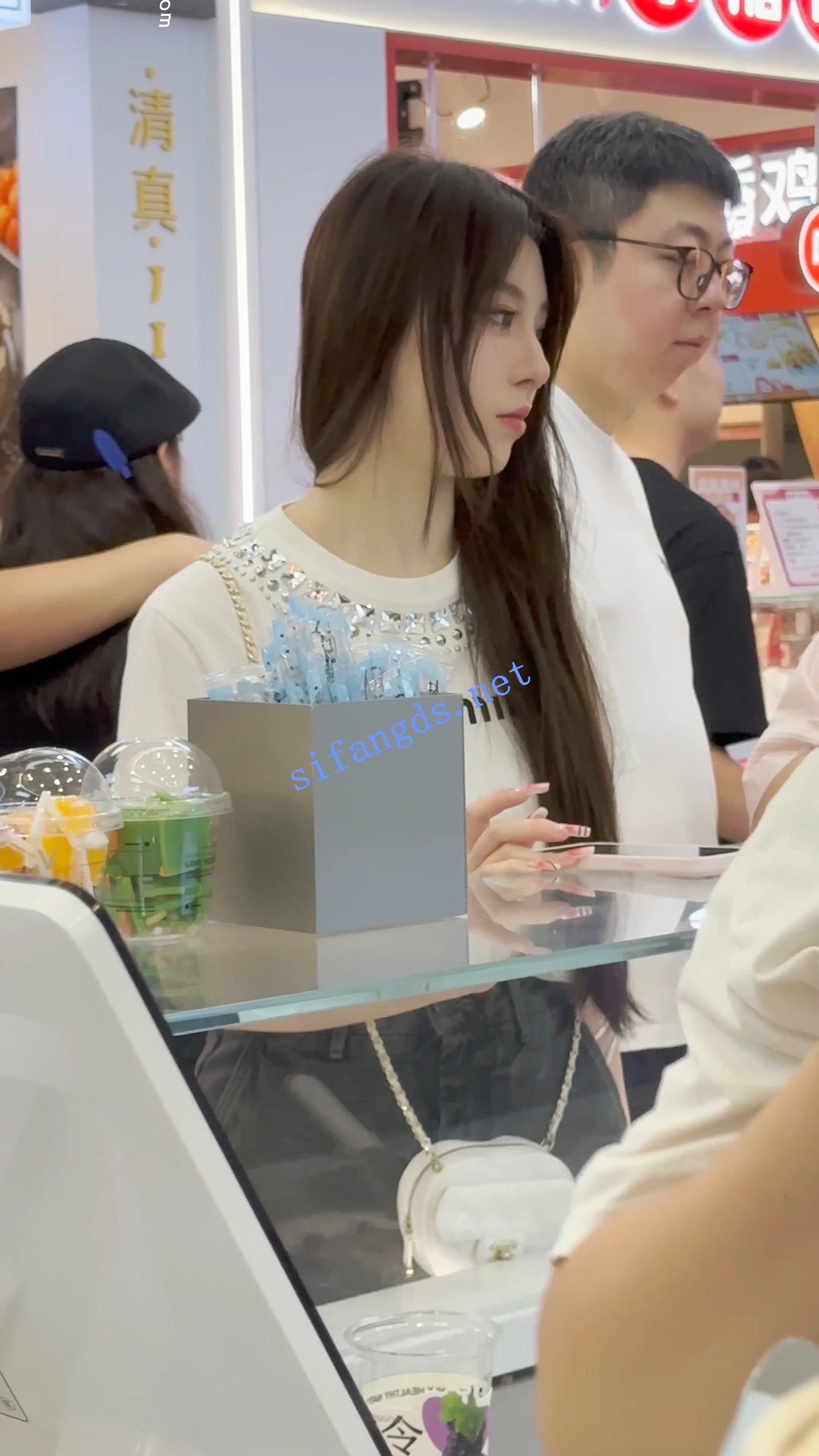 图片[3]深夜宿舍-仓鼠控的第二选择【无在线播放】【KFC】短裙美女和闺蜜买奶茶·精装气质型·大哥一直偷看美女【1V】【774M】深夜宿舍-仓鼠控的第二选择