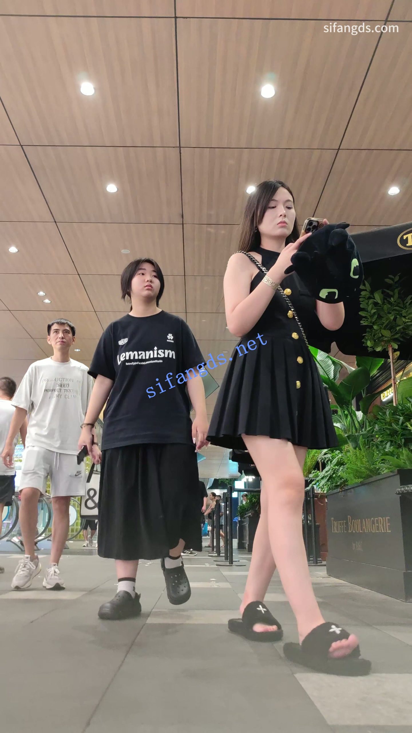 图片[3]深夜宿舍-仓鼠控的第二选择【无在线播放】【CSCD】黑色连衣裙美女和朋友逛街买蛋糕，黑色窄内【1V】【908M】深夜宿舍-仓鼠控的第二选择