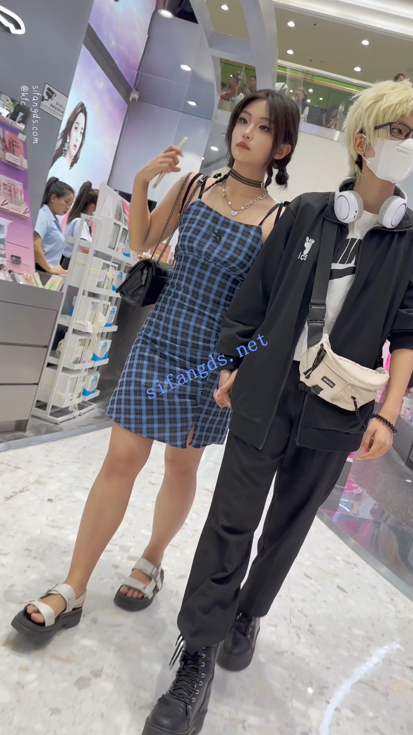 图片[5]深夜宿舍-仓鼠控的第二选择【无在线播放】【KFC】精神小妹和黄毛男友逛街·露背吊带裙白色内内前后CD【1V】【369M】深夜宿舍-仓鼠控的第二选择