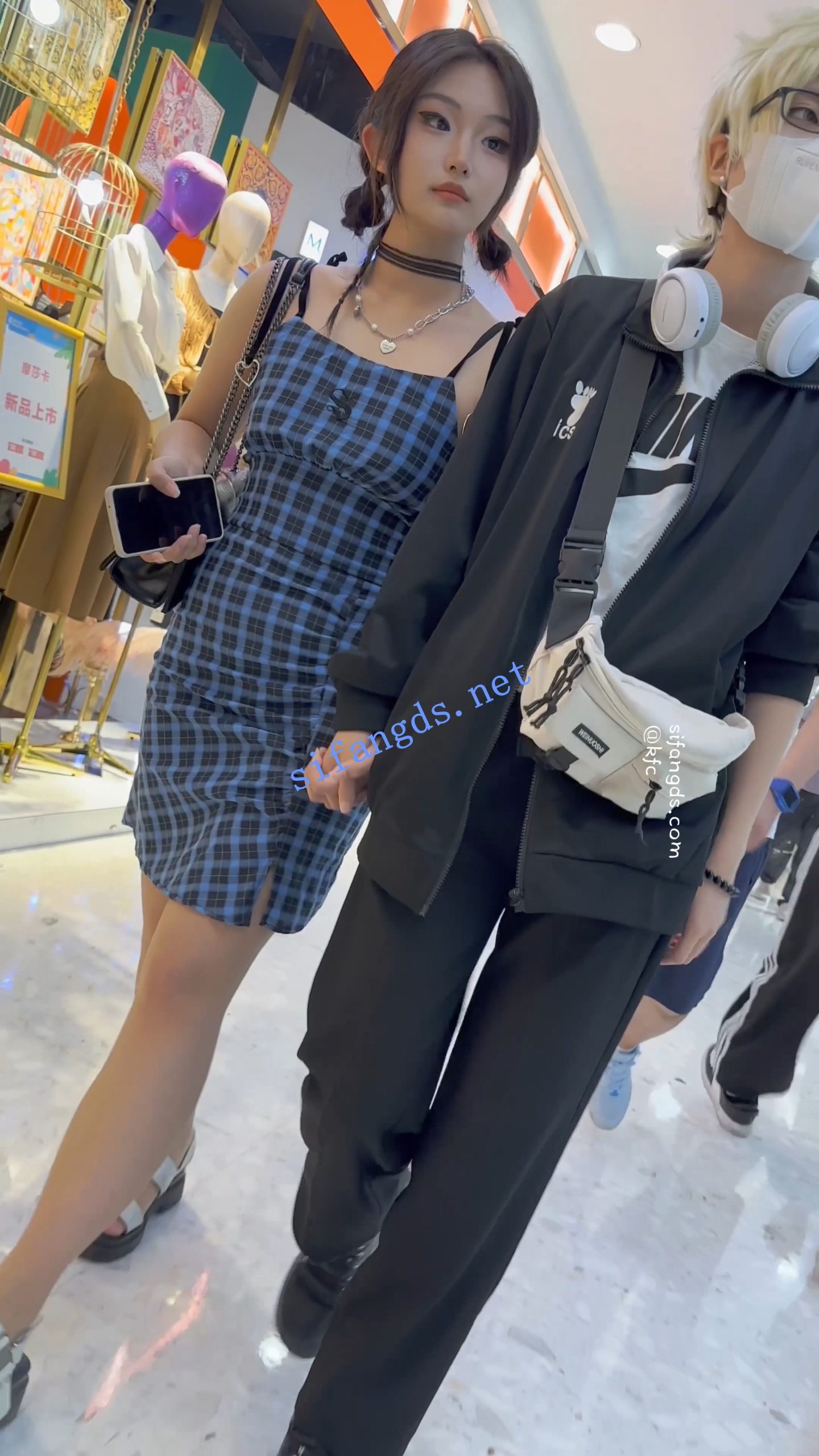 图片[1]深夜宿舍-仓鼠控的第二选择【无在线播放】【KFC】精神小妹和黄毛男友逛街·露背吊带裙白色内内前后CD【1V】【369M】深夜宿舍-仓鼠控的第二选择