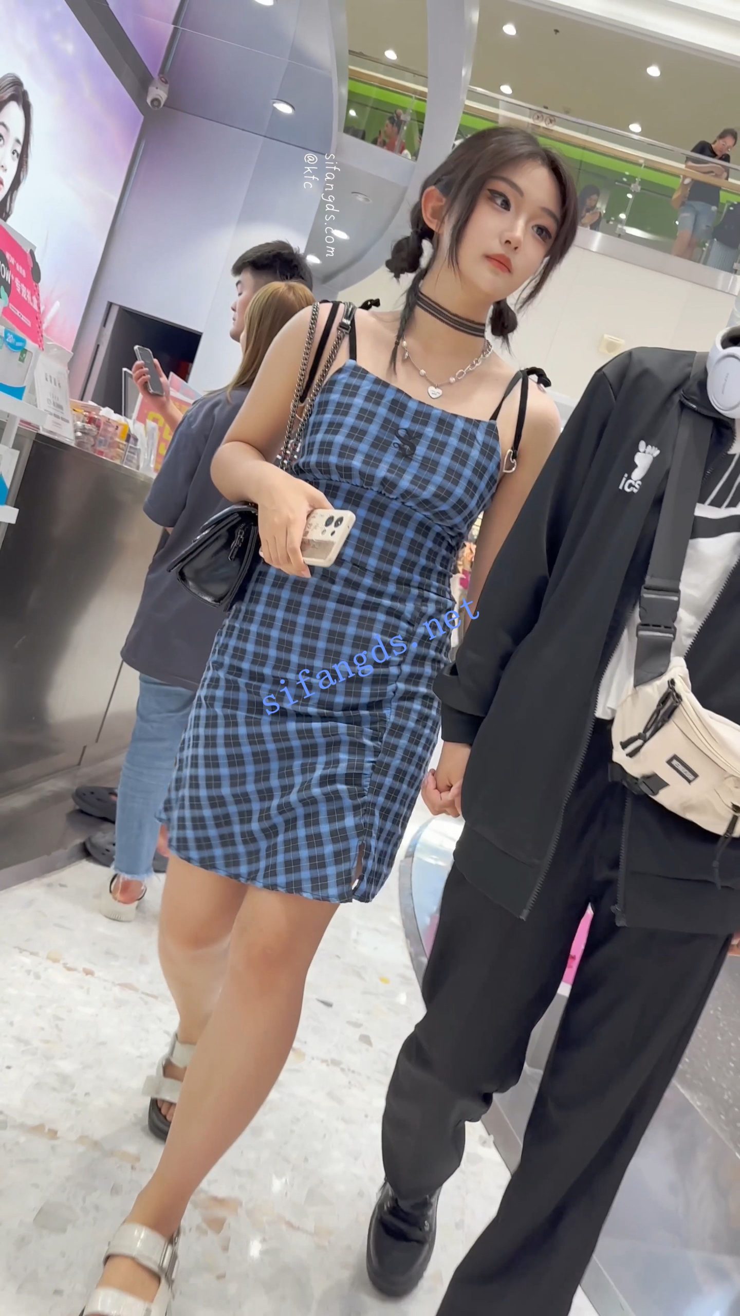 图片[2]深夜宿舍-仓鼠控的第二选择【无在线播放】【KFC】精神小妹和黄毛男友逛街·露背吊带裙白色内内前后CD【1V】【369M】深夜宿舍-仓鼠控的第二选择