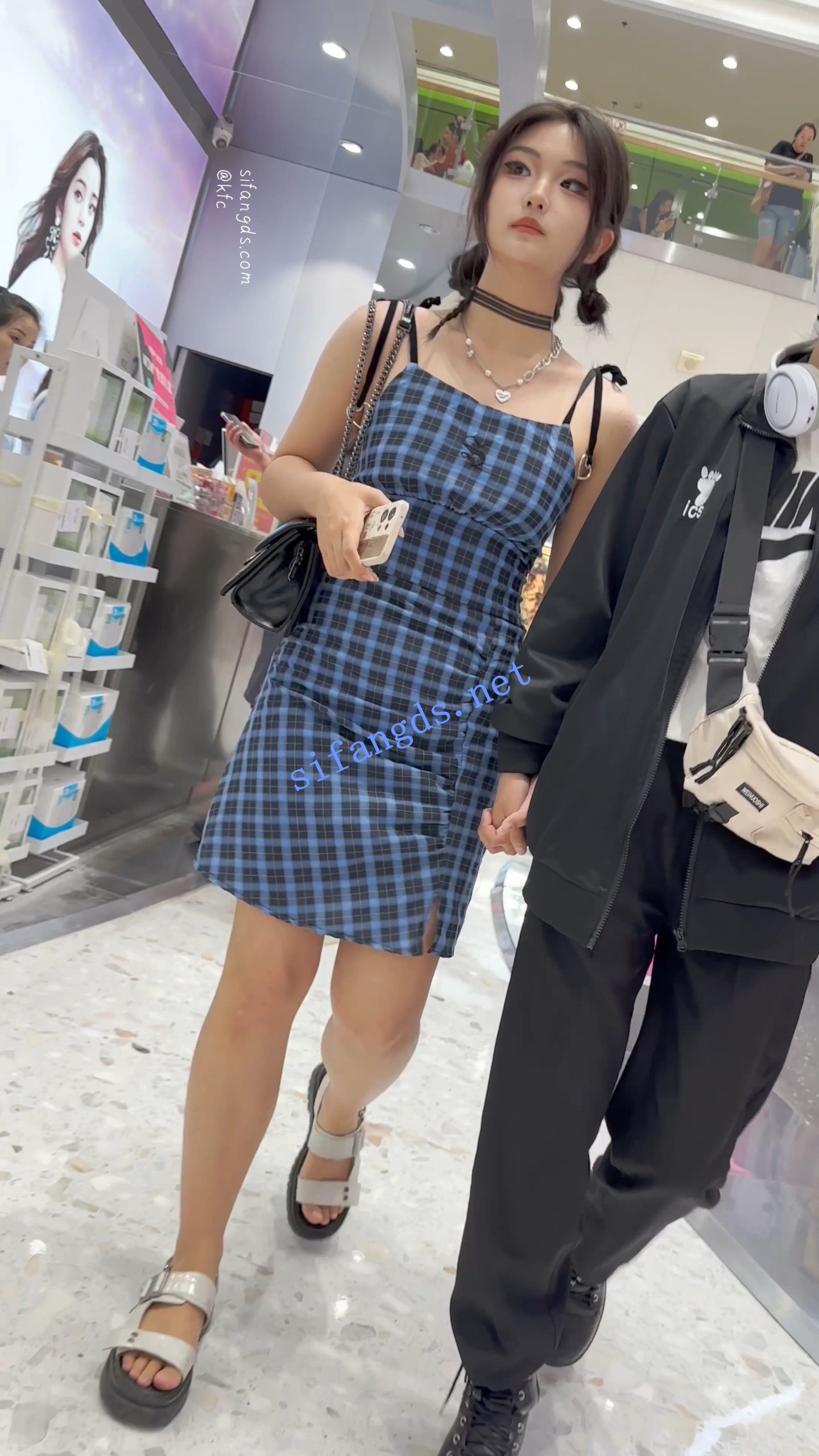 图片[7]深夜宿舍-仓鼠控的第二选择【无在线播放】【KFC】精神小妹和黄毛男友逛街·露背吊带裙白色内内前后CD【1V】【369M】深夜宿舍-仓鼠控的第二选择