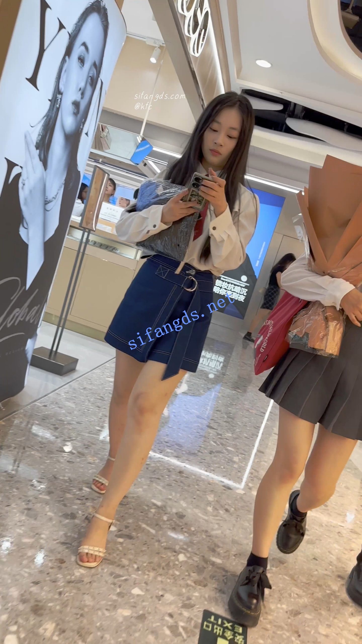 图片[1]深夜宿舍-仓鼠控的第二选择【无在线播放】【KFC】靓女下班回家·一直专注玩手机·短裙半透白内尿黄一片【1V】【764M】深夜宿舍-仓鼠控的第二选择