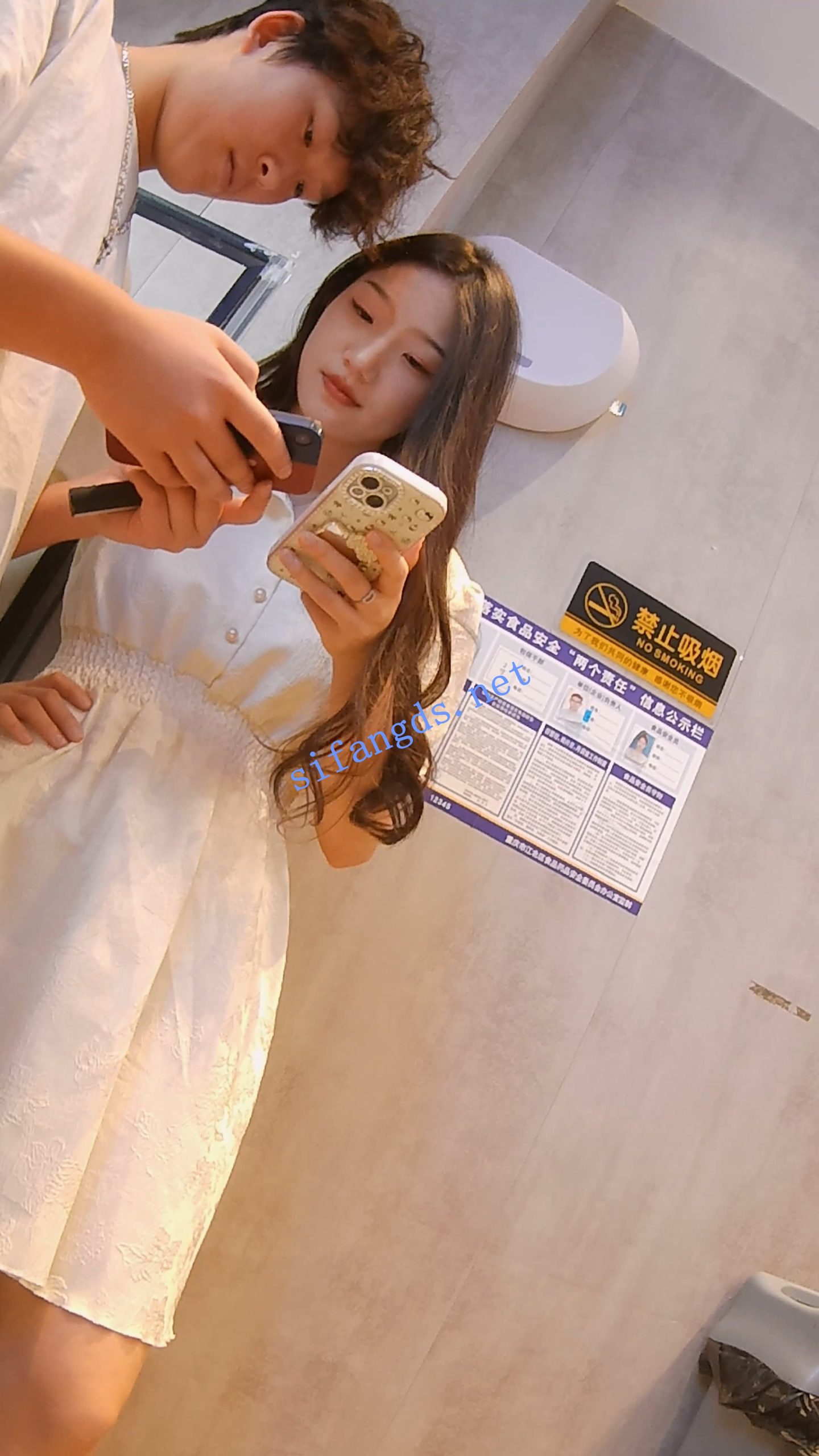 图片[9]深夜宿舍-仓鼠控的第二选择【无在线播放】『D·D』-211-亲热情侣，白连衣裙随风飘，肉感大腿，白内【1V】【2.11G】深夜宿舍-仓鼠控的第二选择