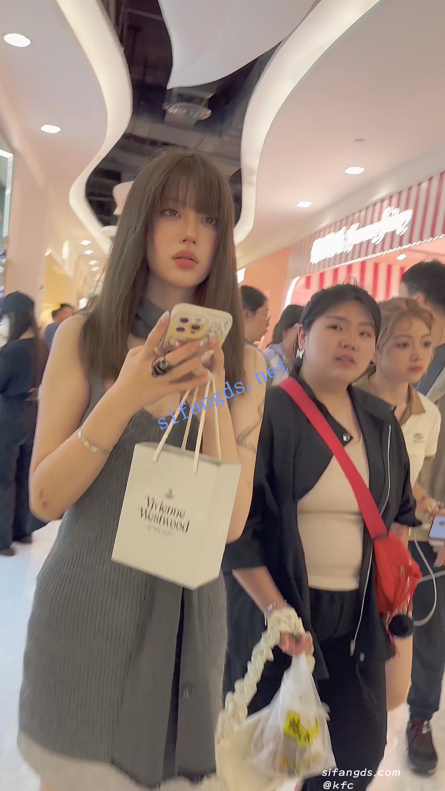 图片[5]深夜宿舍-仓鼠控的第二选择【无在线播放】【KFC】顶级美女逛街回头率超高·膝盖手肘全是伤·金主太爽了【1V】【620M】深夜宿舍-仓鼠控的第二选择