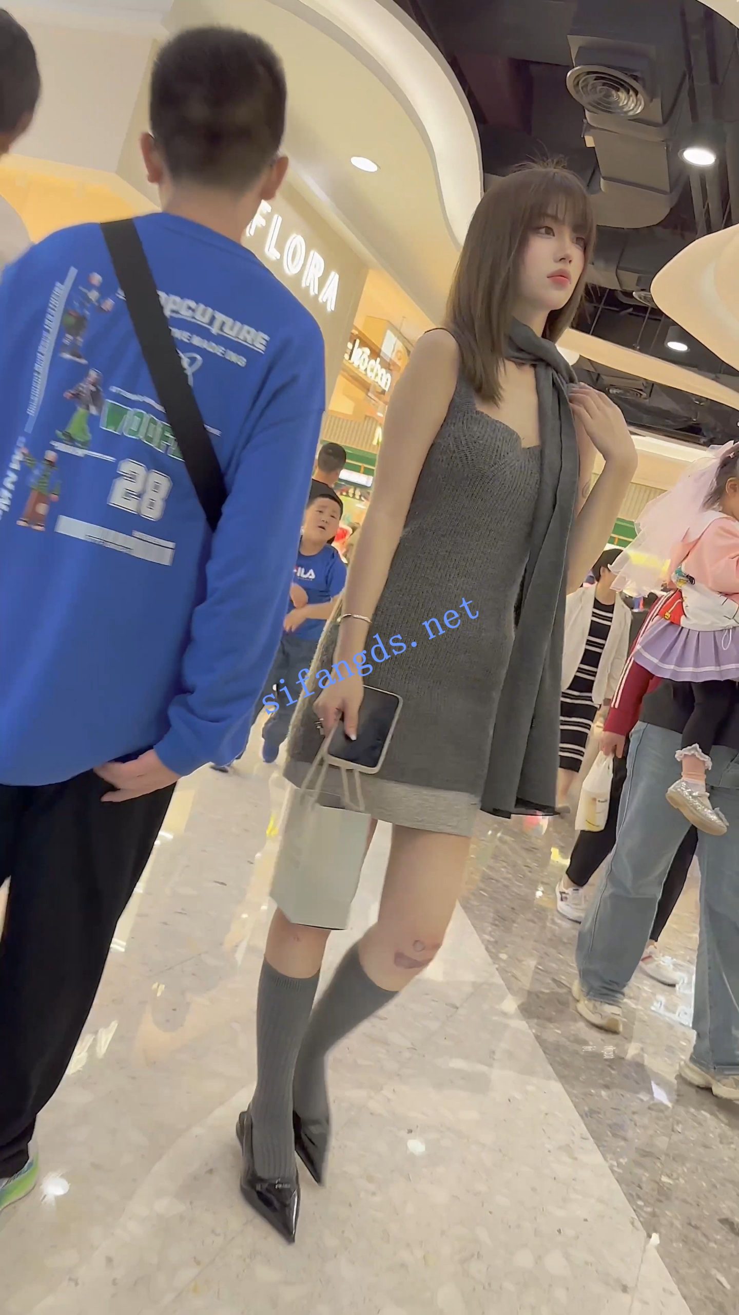 图片[15]深夜宿舍-仓鼠控的第二选择【无在线播放】【KFC】顶级美女逛街回头率超高·膝盖手肘全是伤·金主太爽了【1V】【620M】深夜宿舍-仓鼠控的第二选择