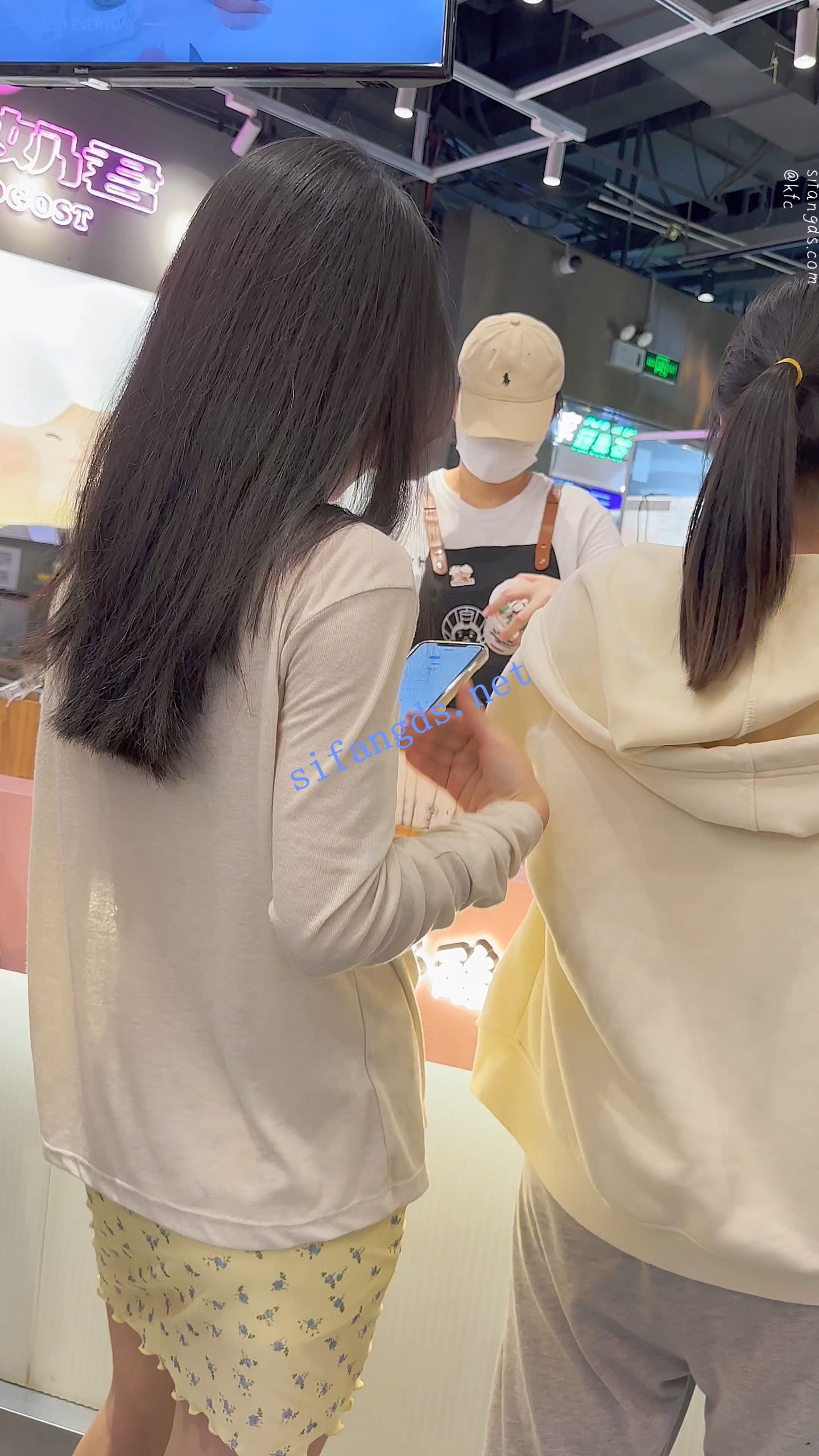 图片[5]深夜宿舍-仓鼠控的第二选择【无在线播放】【KFC】学妹和同学逛街·别人学生装只有她穿了包臀裙骚窄内【1V】【318M】深夜宿舍-仓鼠控的第二选择