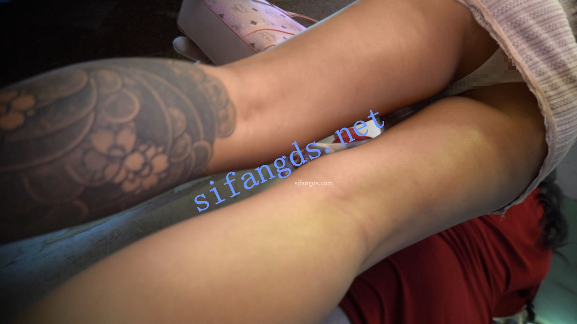 图片[1]深夜宿舍-仓鼠控的第二选择【无在线播放】（空城原创）恨天高包臀裙纹身小姐姐，干净白N包裹肥臀【1V】【597M】深夜宿舍-仓鼠控的第二选择