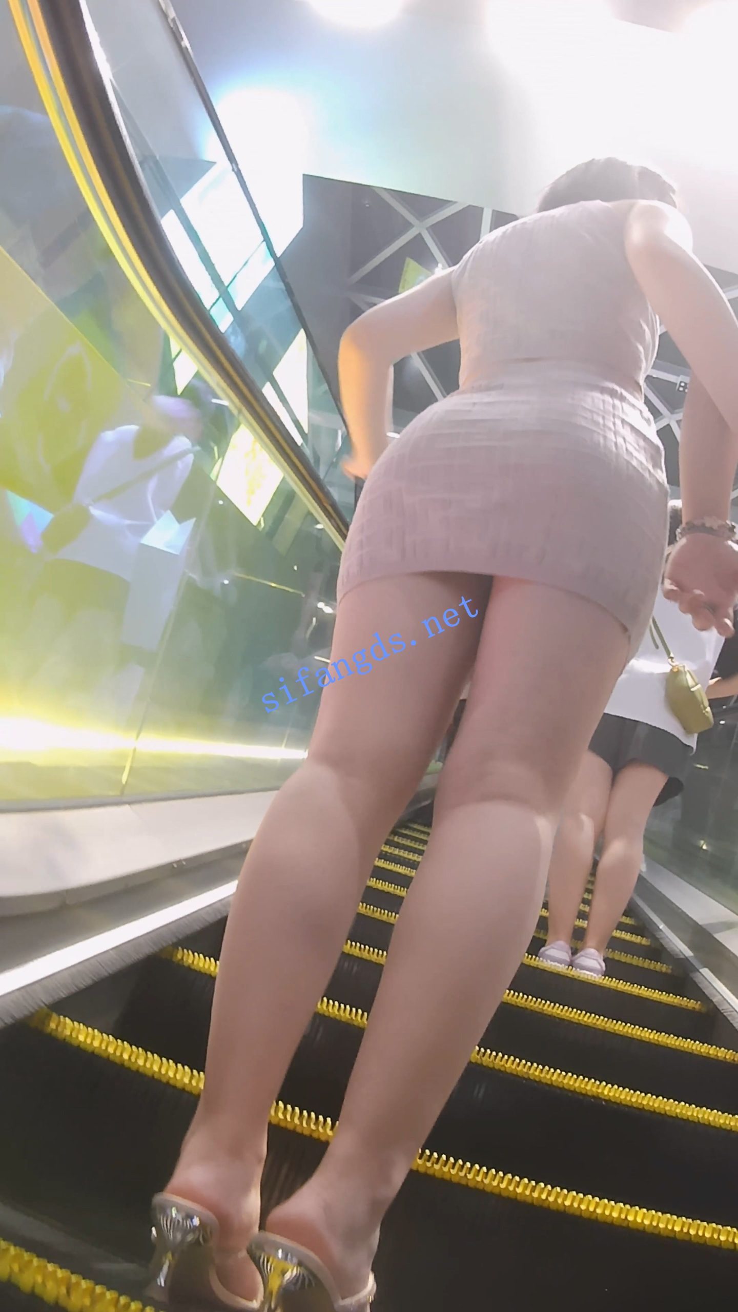 图片[7]深夜宿舍-仓鼠控的第二选择【无在线播放】『D·D』-215-魔鬼身材，齐切短发，包臀裙翘臀女郎，黑骚丁【1V】【2.17G】深夜宿舍-仓鼠控的第二选择