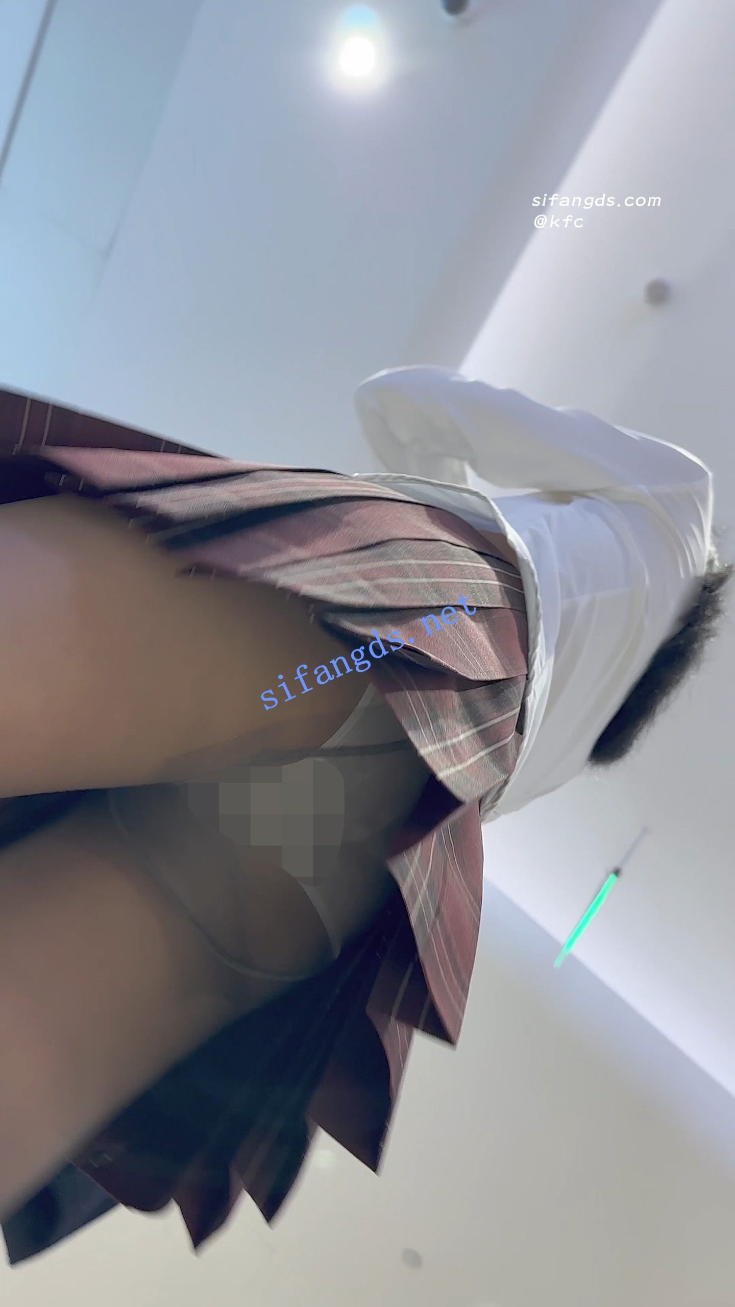 图片[6]深夜宿舍-仓鼠控的第二选择【无在线播放】【KFC】JK制服学生妹逛街专注玩手机·灰色丝袜白内前后CD【1V】【408M】深夜宿舍-仓鼠控的第二选择