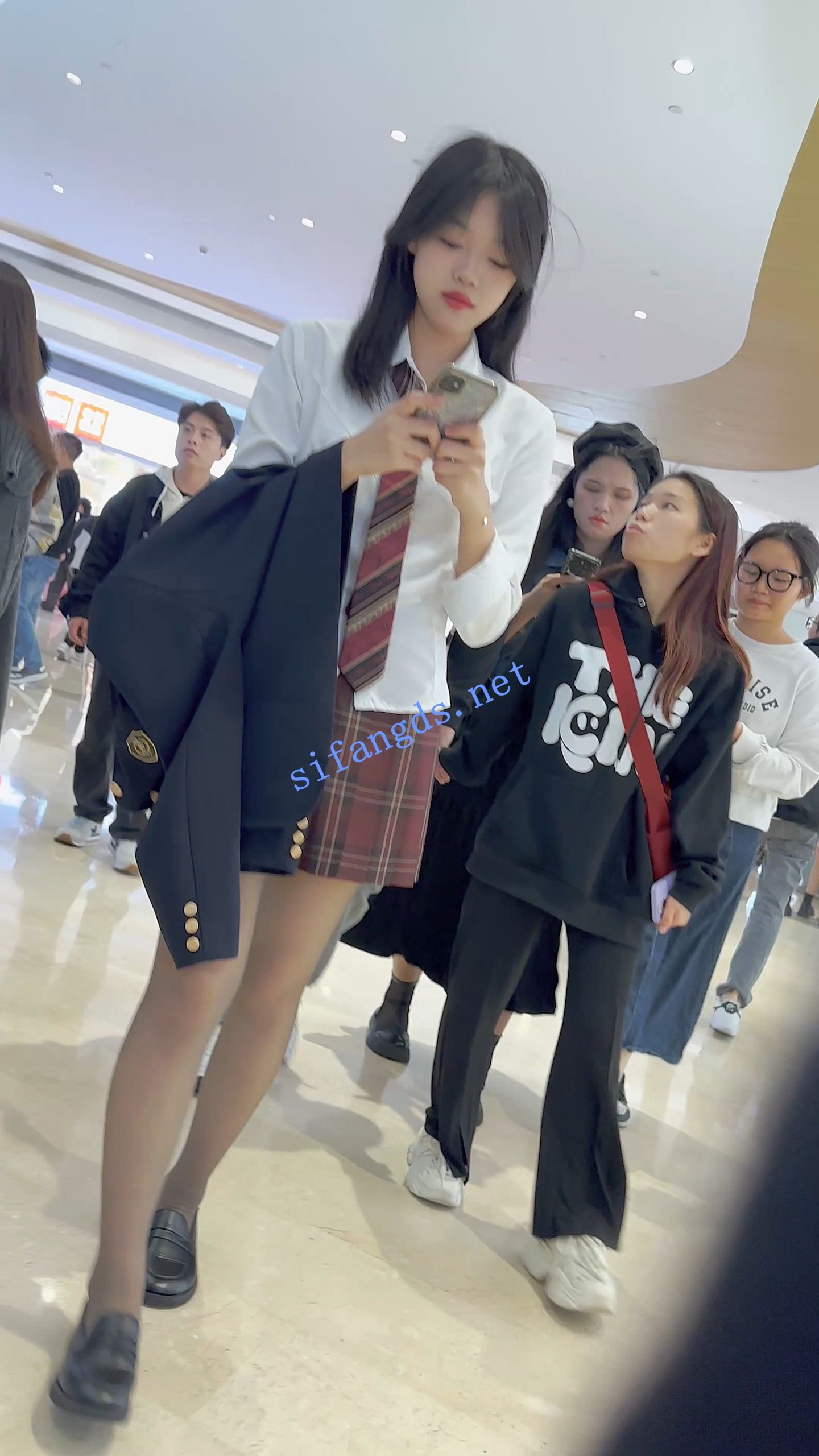 图片[5]深夜宿舍-仓鼠控的第二选择【无在线播放】【KFC】JK制服学生妹逛街专注玩手机·灰色丝袜白内前后CD【1V】【408M】深夜宿舍-仓鼠控的第二选择