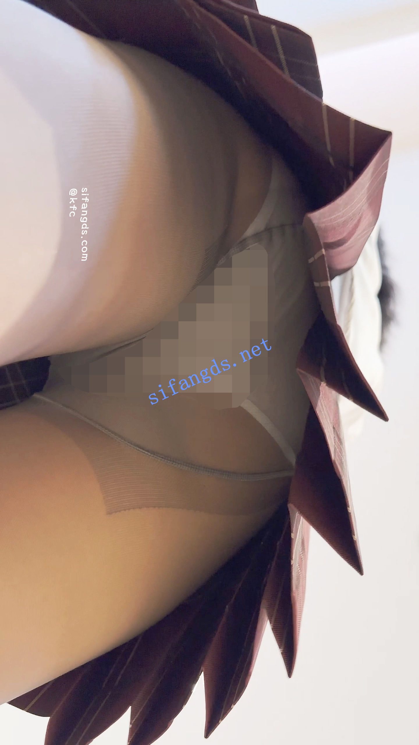 图片[10]深夜宿舍-仓鼠控的第二选择【无在线播放】【KFC】JK制服学生妹逛街专注玩手机·灰色丝袜白内前后CD【1V】【408M】深夜宿舍-仓鼠控的第二选择