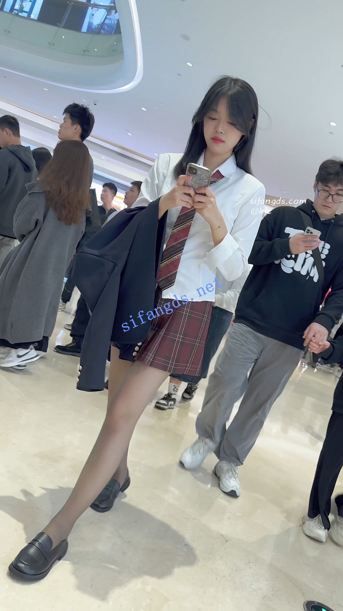 图片[2]深夜宿舍-仓鼠控的第二选择【无在线播放】【KFC】JK制服学生妹逛街专注玩手机·灰色丝袜白内前后CD【1V】【408M】深夜宿舍-仓鼠控的第二选择