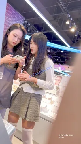 图片[3]深夜宿舍-仓鼠控的第二选择【无在线播放】【KFC】过膝白色靓女和闺蜜逛街·内衬包不住短裙灰色窄内【1V】【619M】深夜宿舍-仓鼠控的第二选择