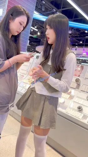 图片[5]深夜宿舍-仓鼠控的第二选择【无在线播放】【KFC】过膝白色靓女和闺蜜逛街·内衬包不住短裙灰色窄内【1V】【619M】深夜宿舍-仓鼠控的第二选择