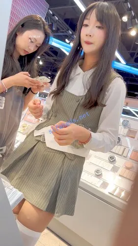 图片[1]深夜宿舍-仓鼠控的第二选择【无在线播放】【KFC】过膝白色靓女和闺蜜逛街·内衬包不住短裙灰色窄内【1V】【619M】深夜宿舍-仓鼠控的第二选择