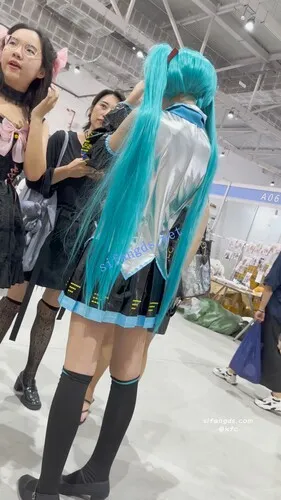 图片[9]深夜宿舍-仓鼠控的第二选择【无在线播放】【KFC】大长腿COSER初音学生妹·短裙过膝袜绿色内内青春十足【1V】【751M】深夜宿舍-仓鼠控的第二选择