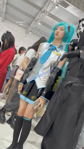 图片[1]深夜宿舍-仓鼠控的第二选择【无在线播放】【KFC】大长腿COSER初音学生妹·短裙过膝袜绿色内内青春十足【1V】【751M】深夜宿舍-仓鼠控的第二选择