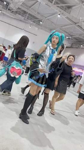 图片[5]深夜宿舍-仓鼠控的第二选择【无在线播放】【KFC】大长腿COSER初音学生妹·短裙过膝袜绿色内内青春十足【1V】【751M】深夜宿舍-仓鼠控的第二选择