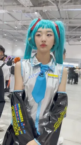 图片[2]深夜宿舍-仓鼠控的第二选择【无在线播放】【KFC】大长腿COSER初音学生妹·短裙过膝袜绿色内内青春十足【1V】【751M】深夜宿舍-仓鼠控的第二选择