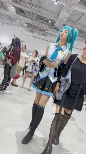 图片[11]深夜宿舍-仓鼠控的第二选择【无在线播放】【KFC】大长腿COSER初音学生妹·短裙过膝袜绿色内内青春十足【1V】【751M】深夜宿舍-仓鼠控的第二选择