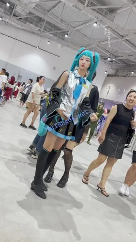 图片[18]深夜宿舍-仓鼠控的第二选择【无在线播放】【KFC】大长腿COSER初音学生妹·短裙过膝袜绿色内内青春十足【1V】【751M】深夜宿舍-仓鼠控的第二选择