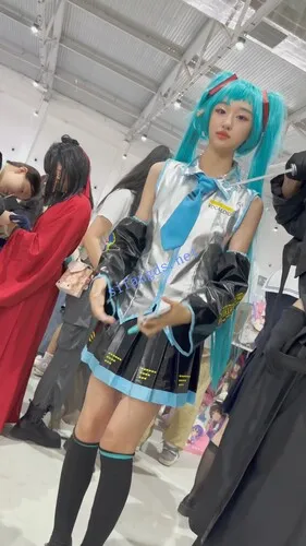 图片[17]深夜宿舍-仓鼠控的第二选择【无在线播放】【KFC】大长腿COSER初音学生妹·短裙过膝袜绿色内内青春十足【1V】【751M】深夜宿舍-仓鼠控的第二选择