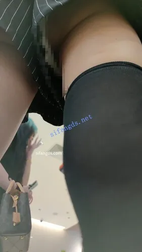 图片[4]深夜宿舍-仓鼠控的第二选择【无在线播放】【CSCD】黑色裤裙双马尾黑丝小美女逛街吃饭，白色内内【1V】【435M】深夜宿舍-仓鼠控的第二选择