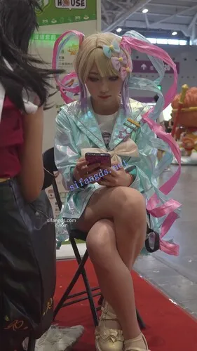 图片[7]深夜宿舍-仓鼠控的第二选择【无在线播放】【xxn-332】百褶裙cos美女坐下走光..弯腰拍照小熊内裤贴镜头【1V】【709M】深夜宿舍-仓鼠控的第二选择