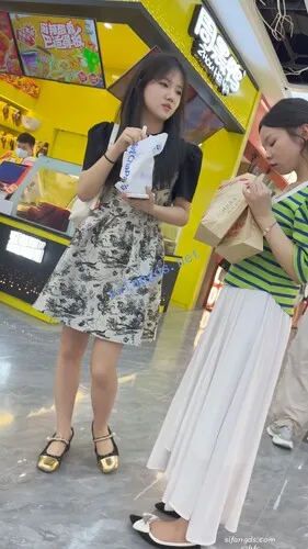 图片[5]深夜宿舍-仓鼠控的第二选择【无在线播放】【KFC】长裙学生妹和舍友逛街·黑边白色内内低角度超清CD【1V】【478M】深夜宿舍-仓鼠控的第二选择