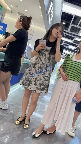 图片[1]深夜宿舍-仓鼠控的第二选择【无在线播放】【KFC】长裙学生妹和舍友逛街·黑边白色内内低角度超清CD【1V】【478M】深夜宿舍-仓鼠控的第二选择