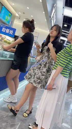 图片[2]深夜宿舍-仓鼠控的第二选择【无在线播放】【KFC】长裙学生妹和舍友逛街·黑边白色内内低角度超清CD【1V】【478M】深夜宿舍-仓鼠控的第二选择