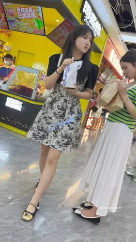 图片[7]深夜宿舍-仓鼠控的第二选择【无在线播放】【KFC】长裙学生妹和舍友逛街·黑边白色内内低角度超清CD【1V】【478M】深夜宿舍-仓鼠控的第二选择