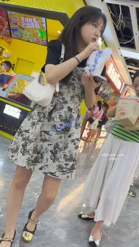 图片[6]深夜宿舍-仓鼠控的第二选择【无在线播放】【KFC】长裙学生妹和舍友逛街·黑边白色内内低角度超清CD【1V】【478M】深夜宿舍-仓鼠控的第二选择