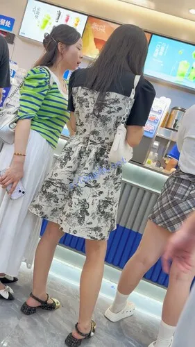 图片[10]深夜宿舍-仓鼠控的第二选择【无在线播放】【KFC】长裙学生妹和舍友逛街·黑边白色内内低角度超清CD【1V】【478M】深夜宿舍-仓鼠控的第二选择