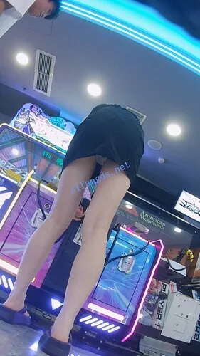 图片[2]深夜宿舍-仓鼠控的第二选择【无在线播放】『D·D』-221-黑包臀裙，精神小妹，激动玩游戏，白内【1V】【1.24G】深夜宿舍-仓鼠控的第二选择