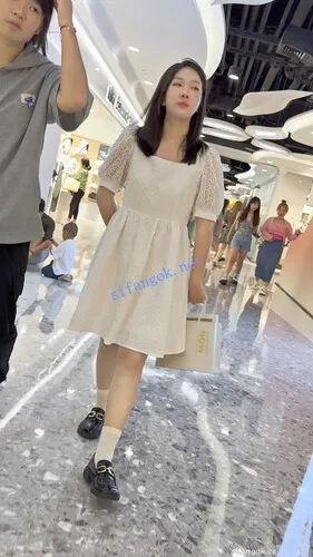 图片[10]深夜宿舍-仓鼠控的第二选择【无在线播放】【KFC】少妇和闺蜜逛街·白色长裙下穿着黄色骚窄内·前面够黑【1V】【586M】深夜宿舍-仓鼠控的第二选择