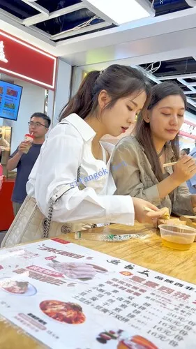 图片[4]深夜宿舍-仓鼠控的第二选择【无在线播放】【KFC】身材不错的少妇专注吃小吃·大长腿包臀裙白色骚窄内【1V】【1.18G】深夜宿舍-仓鼠控的第二选择