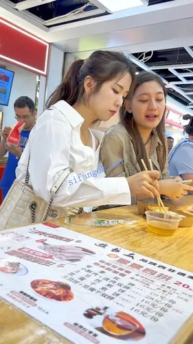 图片[5]深夜宿舍-仓鼠控的第二选择【无在线播放】【KFC】身材不错的少妇专注吃小吃·大长腿包臀裙白色骚窄内【1V】【1.18G】深夜宿舍-仓鼠控的第二选择