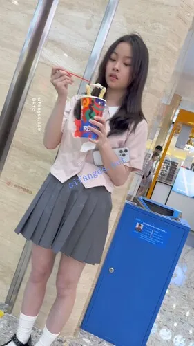 图片[1]深夜宿舍-仓鼠控的第二选择【无在线播放】【KFC】制服JK大眼萝莉独自逛街买雪糕·无痕内内怼着拍前后CD【1V】【787M】深夜宿舍-仓鼠控的第二选择