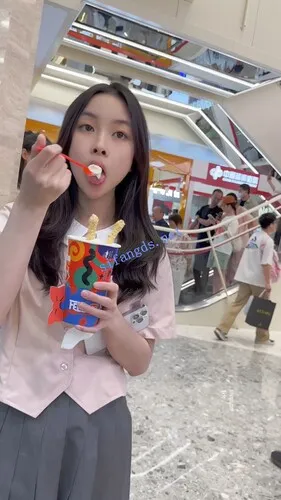 图片[3]深夜宿舍-仓鼠控的第二选择【无在线播放】【KFC】制服JK大眼萝莉独自逛街买雪糕·无痕内内怼着拍前后CD【1V】【787M】深夜宿舍-仓鼠控的第二选择