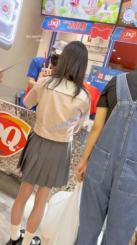 图片[8]深夜宿舍-仓鼠控的第二选择【无在线播放】【KFC】制服JK大眼萝莉独自逛街买雪糕·无痕内内怼着拍前后CD【1V】【787M】深夜宿舍-仓鼠控的第二选择