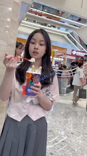 图片[9]深夜宿舍-仓鼠控的第二选择【无在线播放】【KFC】制服JK大眼萝莉独自逛街买雪糕·无痕内内怼着拍前后CD【1V】【787M】深夜宿舍-仓鼠控的第二选择