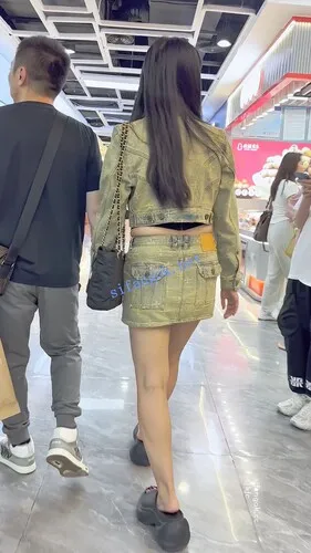 图片[10]深夜宿舍-仓鼠控的第二选择【无在线播放】【KFC】大叔带着骚货逛街·内衣外露短裙半透内裤·前拍黑黑的【1V】【714M】深夜宿舍-仓鼠控的第二选择