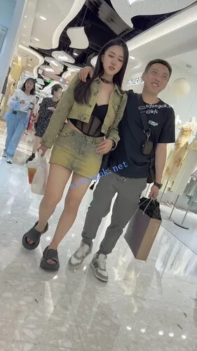 图片[1]深夜宿舍-仓鼠控的第二选择【无在线播放】【KFC】大叔带着骚货逛街·内衣外露短裙半透内裤·前拍黑黑的【1V】【714M】深夜宿舍-仓鼠控的第二选择