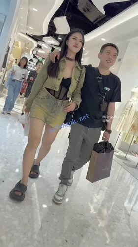 图片[13]深夜宿舍-仓鼠控的第二选择【无在线播放】【KFC】大叔带着骚货逛街·内衣外露短裙半透内裤·前拍黑黑的【1V】【714M】深夜宿舍-仓鼠控的第二选择